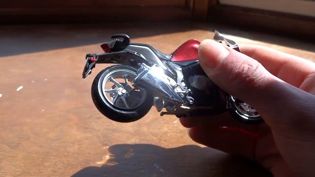 Review Of 1/18 Honda VFR1200F By Maisto