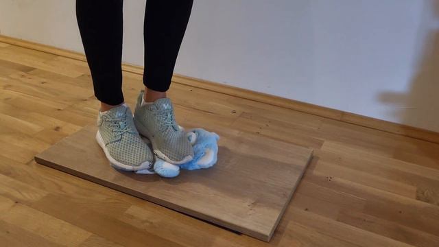 ASMR stepping on things | girlfriend trampling teddy bear with sneakers and white socks смотреть онлайн