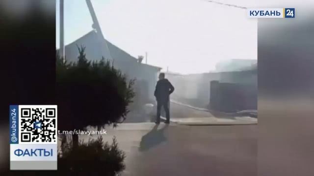 Частный дом загорелся в Славянске-на-Кубани на улице Пионерской