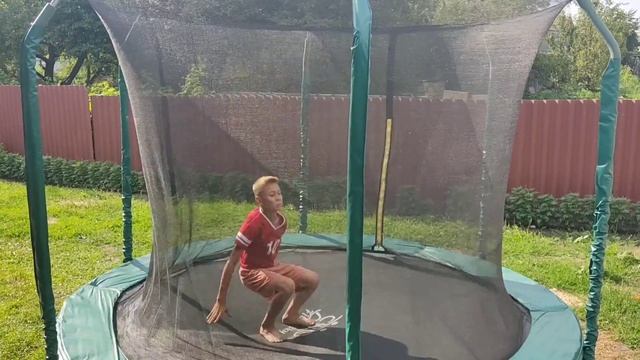 Учусь сальто на батуті смотреть онлайн