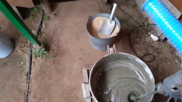 Миксер из старья в деле . ???An old-fashioned mixer is in business .??? смотреть онлайн