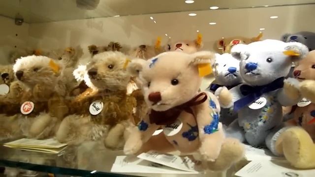 The teddy bear section of Hamley's department store, London, 2009 смотреть онлайн