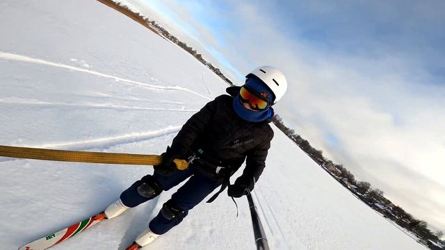 По ледяному озеру на мотоцикле и лыжах смотреть онлайн