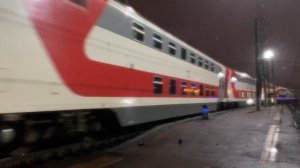 Тепловоз ТЭМ18ДМ-1418 маневрирует с двухэтажным поездом на станции Пенза-1