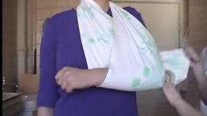 Косыночная повязка на предплечье