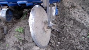 второе окучивание картофеля дисками / Mini tractor hilling potatoes