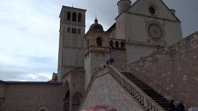 Храм Святого Франциска. На пути в Рим. Улицы Ассизи смотреть онлайн