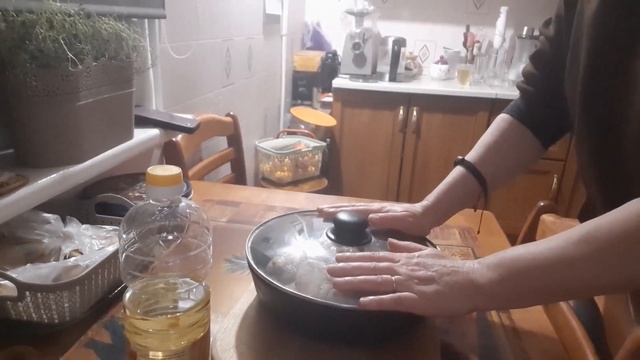 Курица запеченная в духовке с картошкой... смотреть онлайн