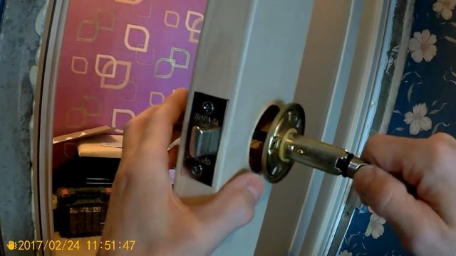 Как установить ручку на межкомнатную дверь. смотреть онлайн