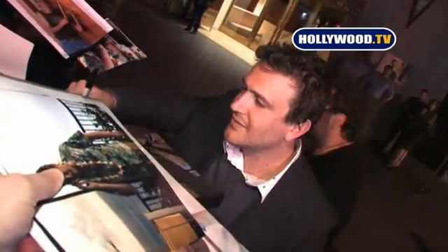 Jason Segal Sign Autographs For Fans At Sunset Towers. смотреть онлайн