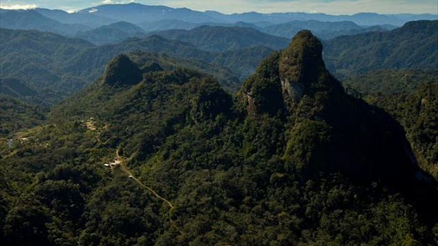 Plane with 54 on board crashes in remote Indonesian region смотреть онлайн