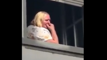 Немка плачет у своего окна, наблюдая за мигрантами смотреть онлайн