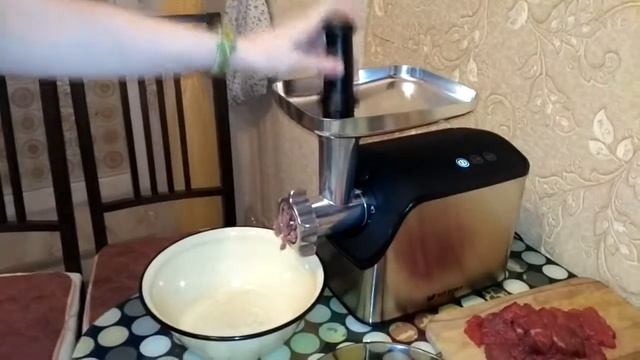 Перемалываем свинину и говядину для фарша на котлеты! Обзор комплектации и работы мясорубки Kitfort смотреть онлайн