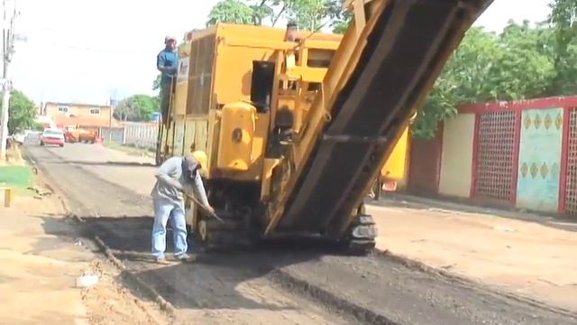 13 10 2013 Asfaltado y Rehabilitación de los bloques de Raul leoni смотреть онлайн