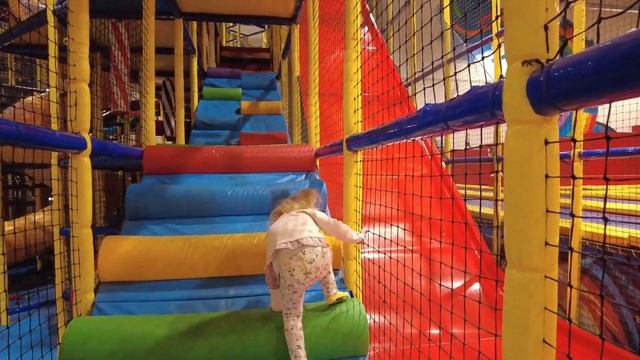 Парк развлечений. Игровая комната.Комната для детей.Селена в скайпарке. смотреть онлайн