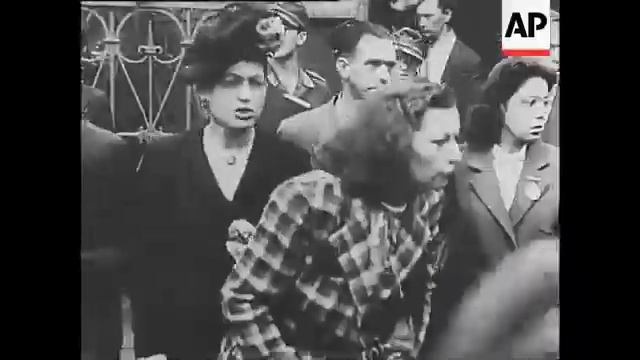 Французские горожане бьют пленных англо-американцев. Тантонвиль 1944 г. смотреть онлайн