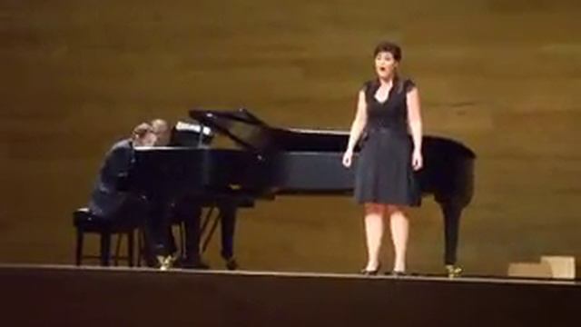 Lianne Birkett singing "Chi' il bel sogno" by Puccini смотреть онлайн