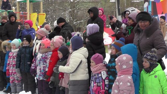 Новогодние елки провели во дворах Нижегородского района сотрудники домоуправляющей компании
