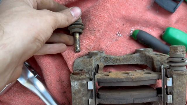 Замена троса ручника на SsangYong Kyron. Не работает ручник. смотреть онлайн