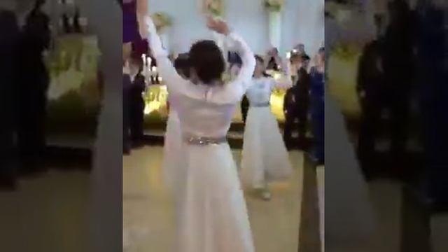 танец жениха с невестой... смотреть онлайн