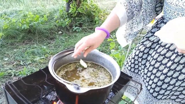 Кемпинг с детьми. Готовим суп на природе.