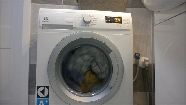 Pralka Slim Electrolux EWM 11044 SEU Full Load + Suszarka AEG T55800 смотреть онлайн