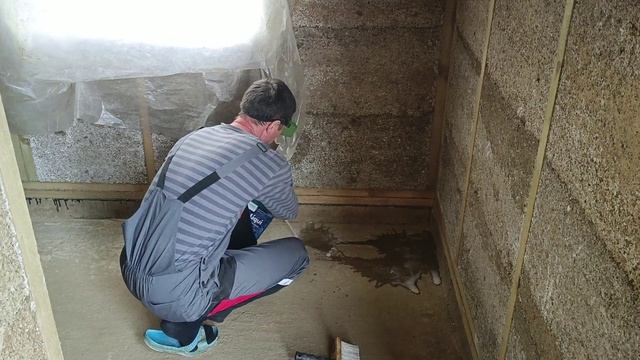 Подготовка пола в бане, подметаю и заливаю жидким стеклом смотреть онлайн