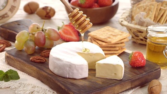 СЫР БРИ И КАМАМБЕР. White Cheese From Zhukovka смотреть онлайн