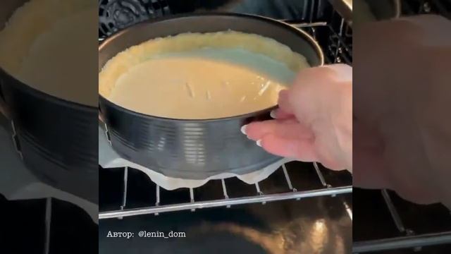 Грушевый пирог с карамелью и орехами ? Пирог с карамелизированной грушей, творожной заливкой #Short смотреть онлайн