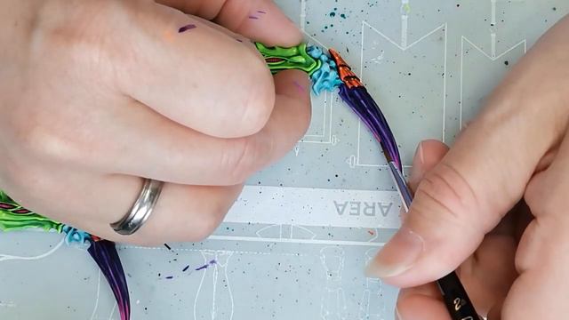 Painting a Tyranid Screamer Killer from Games Workshop for Warhammer 40K with Fluorescent Paints! смотреть онлайн