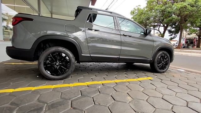 COM PACOTE BLACK EDITION ESSA É A NOVA FIAT TORO VOLCANO 2023 T270 1.3 DE 185 CV NA COR CINZA STING смотреть онлайн