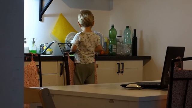 Алекс пьет банановый шейк и моет блендер (2 года и 2 месяца) смотреть онлайн