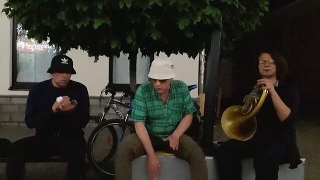 Drum & Bass. Уличные музыканты играют Драм'н'Басс с валторной. смотреть онлайн