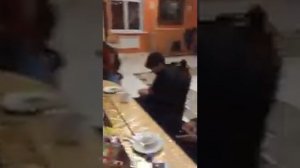 Цыган на гармошке играет и поет