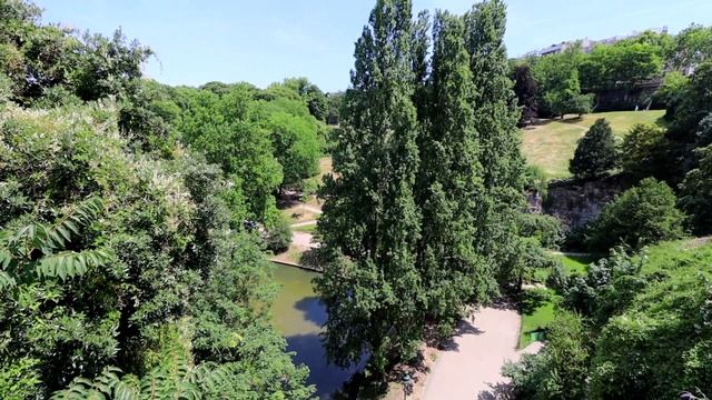 A Walk Around Parc des Buttes Chaumont, Paris смотреть онлайн