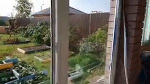 Клеим нащельники на пластиковые окна. Ковыряемся в машине.