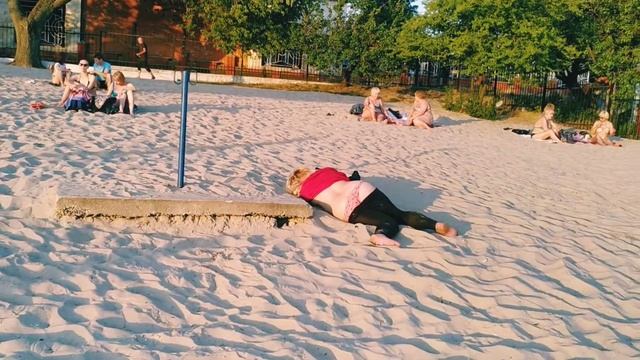 Как люди лежат на пляже. смотреть онлайн