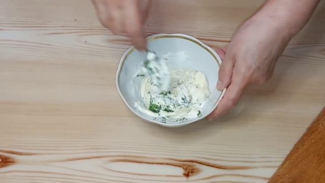 Вкуснейшая закуска из фаршированной селёдки! Такой рулет украсит любой праздничный стол! смотреть онлайн