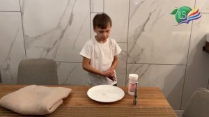 Опыт "Работа статического электричества".