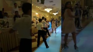 Танец-сюрприз на свадьбе от братьев и сестер