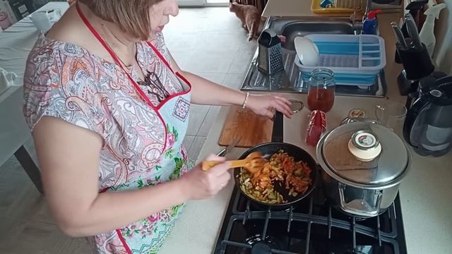 Как я рожать Машу ездила// Праздничный стол в перерывах между работой/ смотреть онлайн