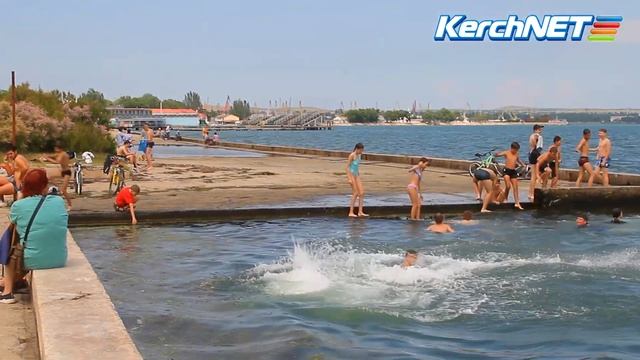 Керчане спасаются от жары у моря смотреть онлайн