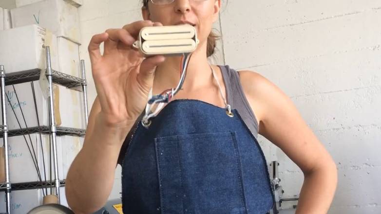 Дочь Била Лоуренса Bill Lawrence показывает доводку звукоснимателей L500 Bill Lawrence