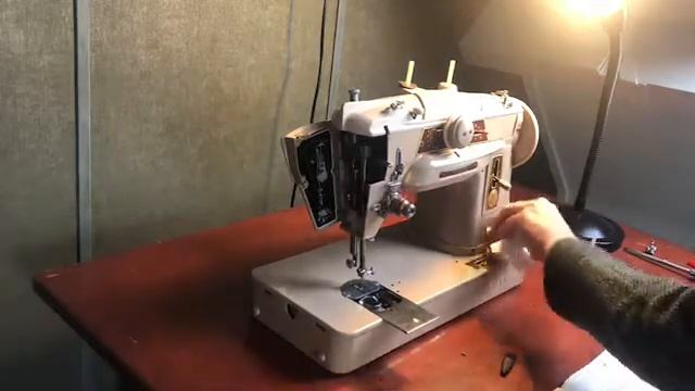 Naaimachine Singer 401 schoonmaken смотреть онлайн