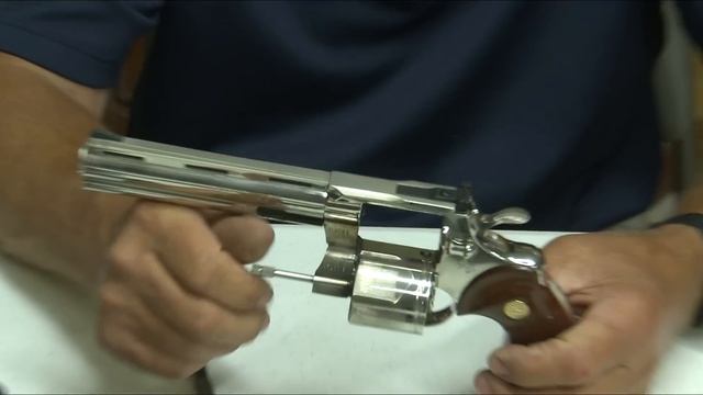 Revolver Showdown! Colt Python vs. S&W L frame vs. Ruger Speed Six| Jerry Miculek смотреть онлайн