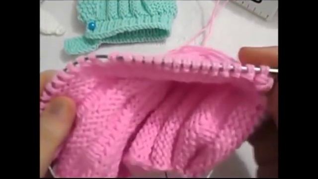 ЧЕПЧИК ( ШАПОЧКА) ДЛЯ НОВОРОЖДЕННОГО СПИЦАМИ. МАСТЕР КЛАСС. ОЧЕНЬ ПРОСТО. смотреть онлайн