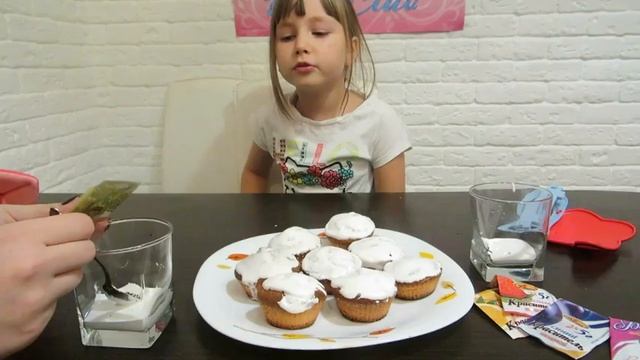 Украшаем кексы/Глазурь/Decorate cupcakes / Glaze /Кекс/Видео для детей смотреть онлайн