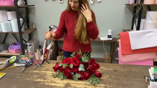 УПАКОВКА КЛАССИЧЕСКОЙ РОЗЫ С ЭВКАЛИПТОМ!!! смотреть онлайн