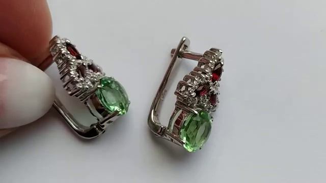 Серьги с 3.72ct Tektite Green молдавитами 8мм (Чехия) и гранатами смотреть онлайн