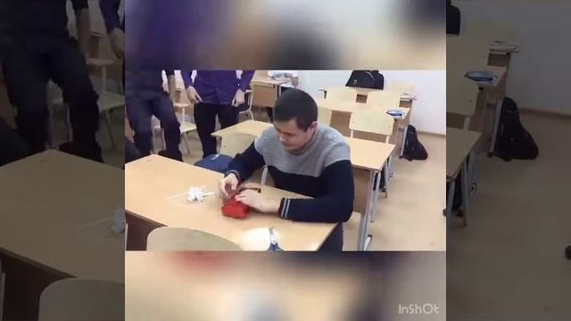 ПОДАРИЛИ ТЕЛЕФОН ОДНОКЛАССНИКУ, А ОН... смотреть онлайн